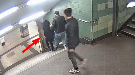 السجن 3 سنوات للرجل الذي ركل امرأة بوحشية في مترو برلين (فيديو)