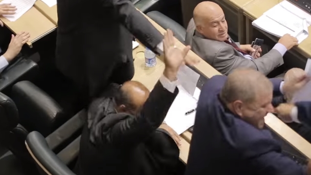 شاهد بالفيديو .. عراك و انسحابات في البرلمان الأردني بعد حادثة السفارة الإسرائيلية
