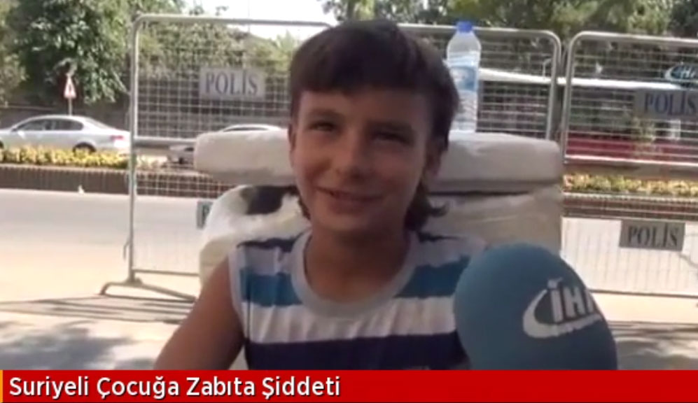 الطفل السوري كامل: أبيع الماء كي لا نموت جوعًا (فيديو)