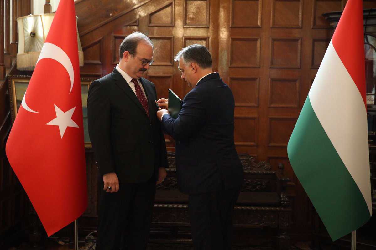 رئيس الوزراء المجري يقلد رئيس "تيكا" التركية وسام الجدارة
