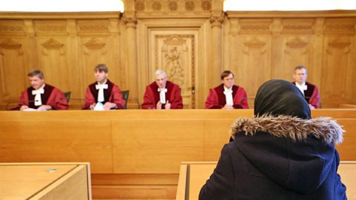 قاضي ألماني يطلب من لاجئة سوريّة خلع حجابها خلال نظر قضية
