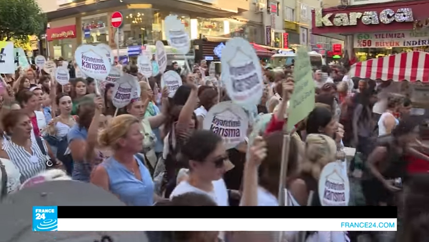 شاهد .. نساء يتظاهرن في إسطنبول للمطالبة بحقهن في ارتداء الملابس القصيرة