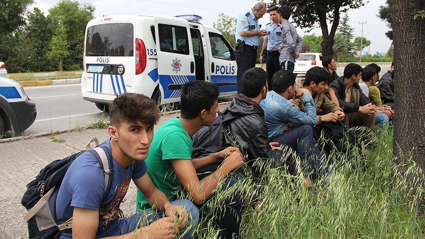 توقيف عشرات الأجانب المهاجرين بينهم سوريون على الحدود التركية
