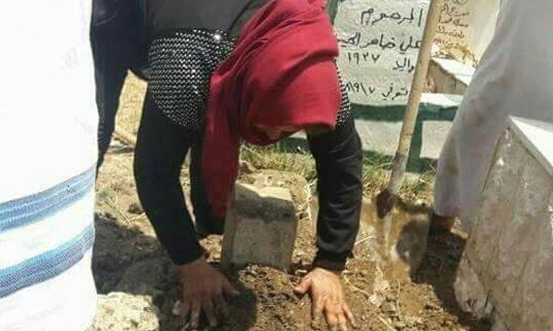 الإمرأة اللبنانية قرب قبر ابنها شمال لبنان 