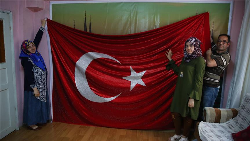 مصمم سوري يزيّن علم تركيا بـ 325 ألف حبة كريستال
