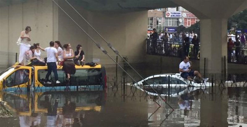 صورة لمجموعة من الناس فوق حافلة وسط فيضانات اسطنبول لاقت تفاعلاً كبيراً .. إليكم قصتها ؟؟!!