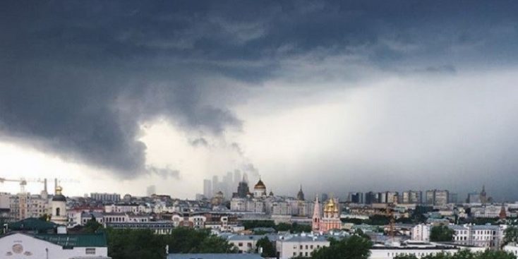عاصفة قوية ضربت موسكو موقعة قتلى وجرحى