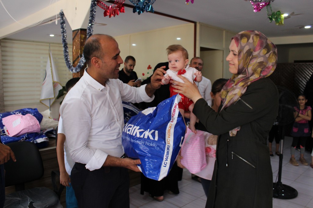 هيئة الإغاثة التركية توزع ملابس لأكثر من 4 آلاف يتيم سوري