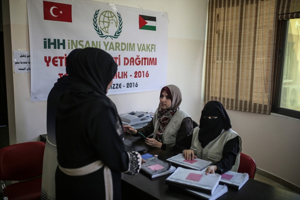 هيئة الإغاثة التركية توزع مساعدات مالية على أيتام غزة