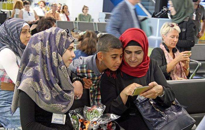 لاجئين سوريين داخل مطار