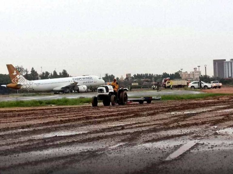 نجاة ركاب طائرة سورية من كارثة كادت تودي بحياتهم إثر إنزلاق طائرتهم على مدرج مطار الخرطوم