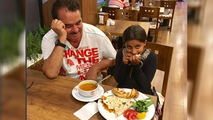 نجم تركي ينشر صورة جمعته بطفلة سورية وهي تتناول الطعام في مطعمه ويقول: