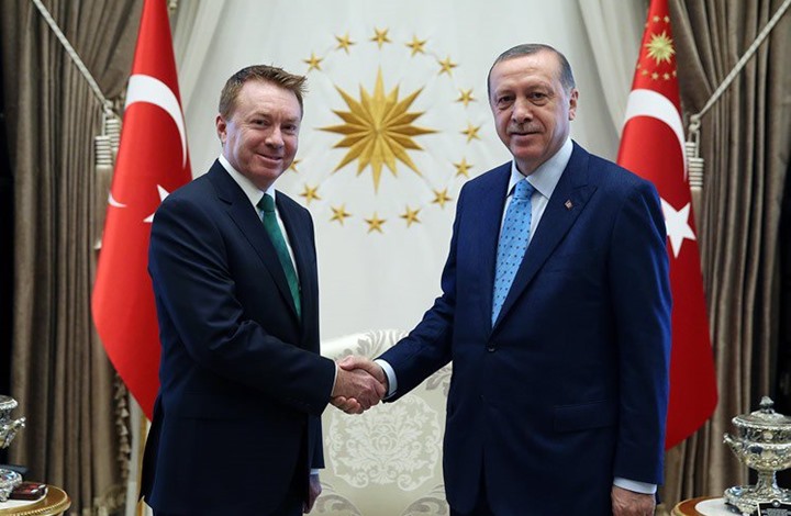 شاهد ابن سفير استراليا في تركيا يفسد مراسم رسمية وكيف تصرف أردوغان معه :)
