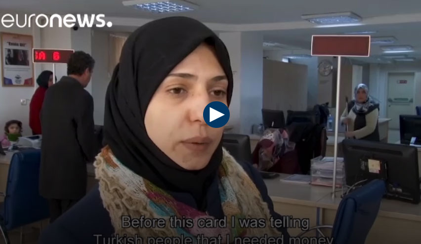بالفيديو: الاتحاد الأوروبي يقدم بطاقات دعم مادي للاجئين السوريين في تركيا