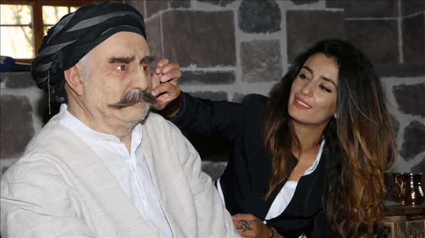 مُدرّسة تركية تصمم تماثيل تجسد جانبا من حياة العالِم "أحمدي خاني" 
