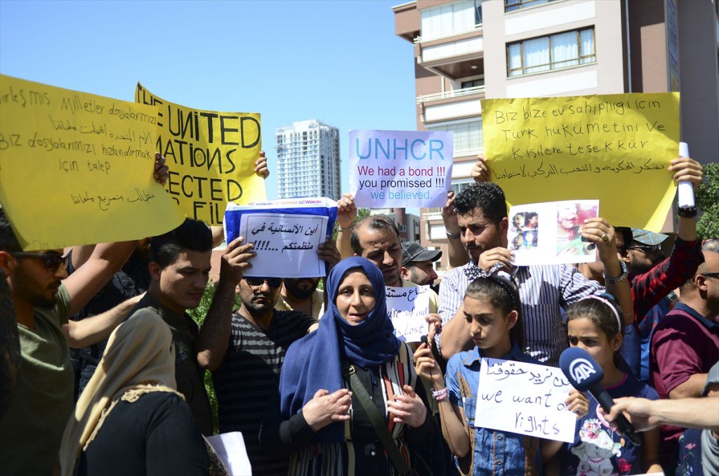عراقيون يحتجون أمام مفوضية شؤون اللاجئين في أنقرة