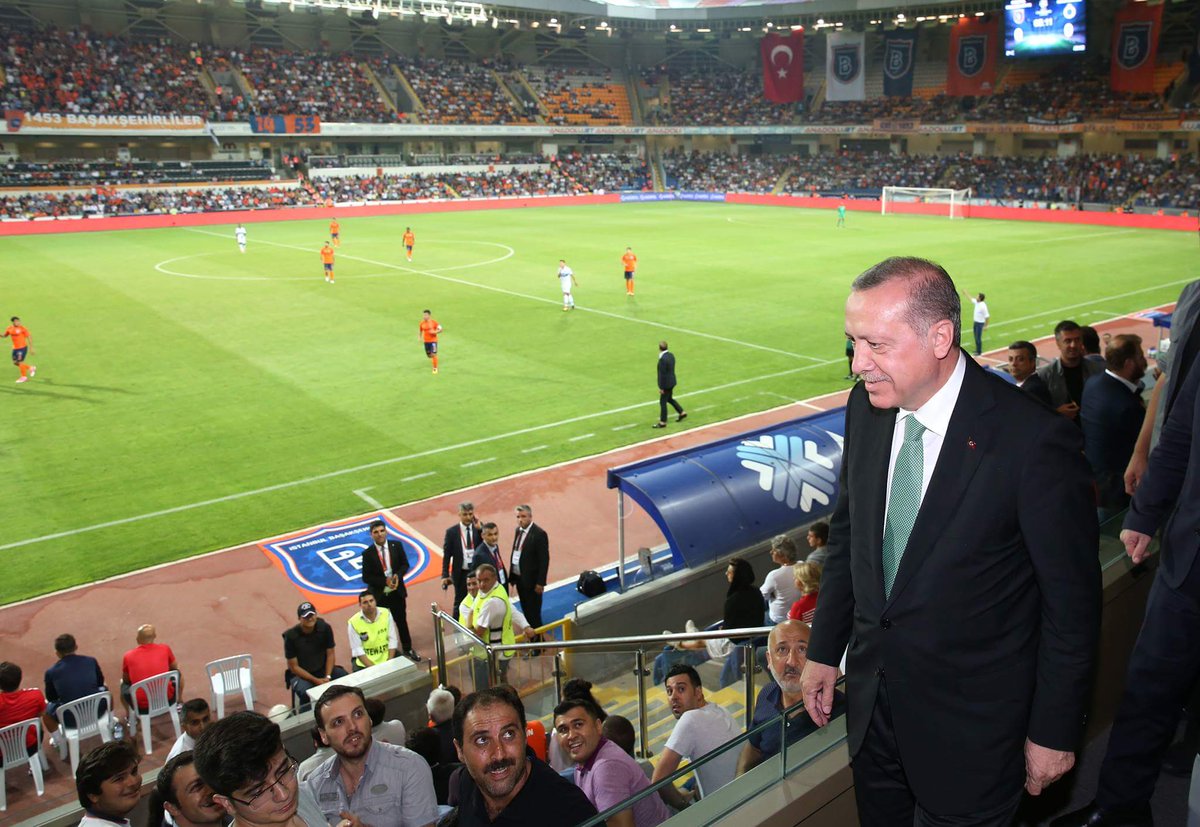 بالصور.. الرئيس أردوغان يتابع مباراة كرة القدم بين بشاك شهير التركي وكلوب بروج البلجيكي