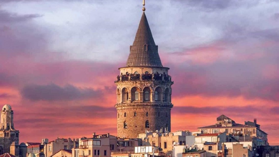برج غلاطة.. بوصلة السائح في إسطنبول

