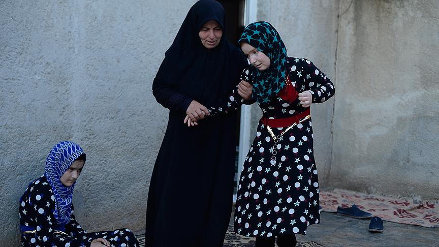 أم سورية حملت ابنتها المصابة بالشلل الدماغي على ظهرها هربا من ” بي كا كا”