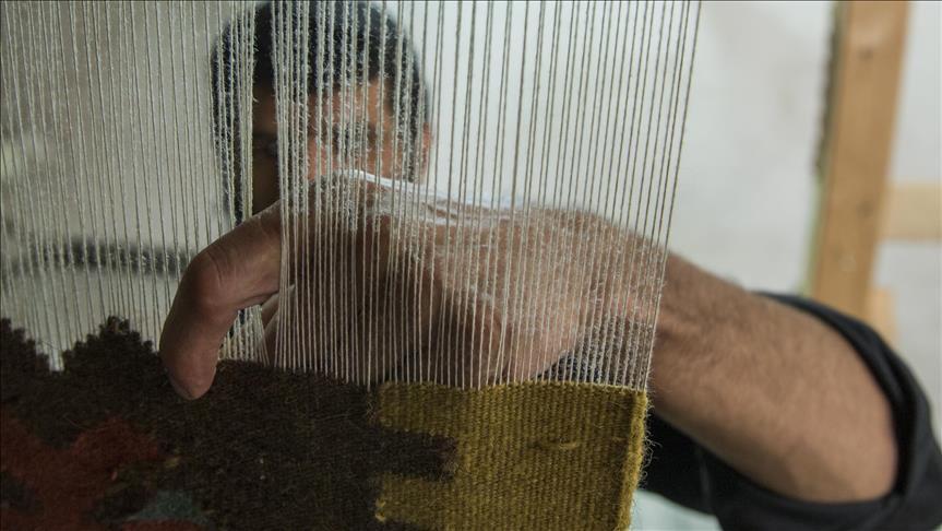 شاب سوري في تركيا يصنع السجاد اليدوي ويصدره إلى دول الخليج