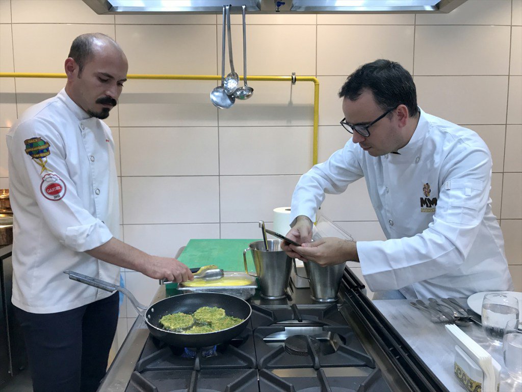 طباخ إسباني يتعلم الطبخ التركي لنقله إلى بلاده