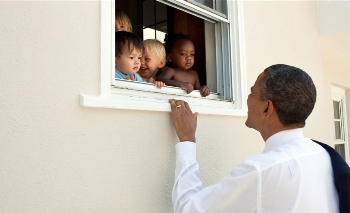 أوباما يلاعب أطفالا 