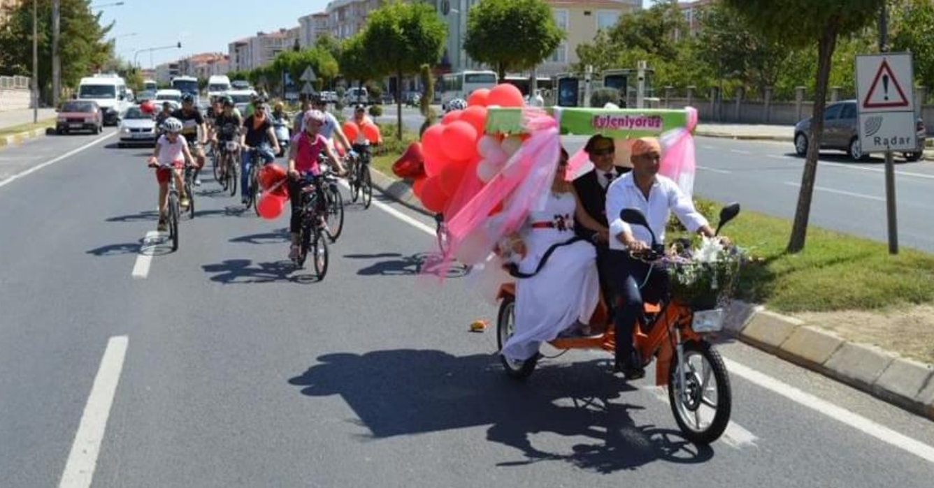 مواطن تركي يزف عروسه بطريقة لفتت نظر أهالي بلده