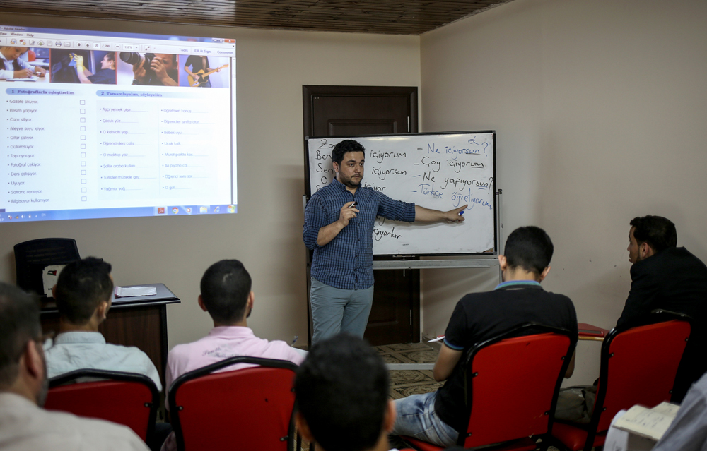 دورة مجانية في اللغة التركية لطلبة السوريين للجامعات