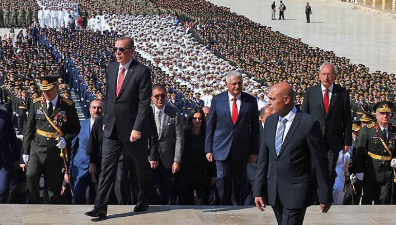 أردوغان أثناءء مشاركته في احتفال "عيد النصر"
