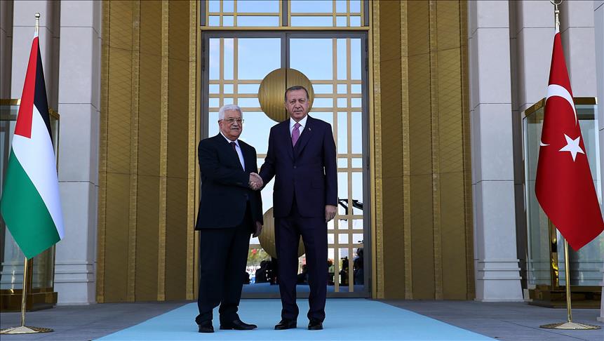 أردوغان يستقبل عباس في المجمع الرئاسي
