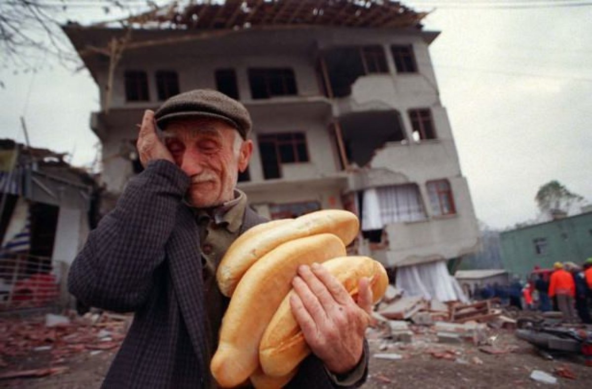 رجل تركي عجوز متأثراً بزلزال مرمرة المدمر