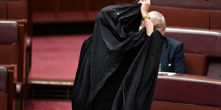 نائبة أسترالية ترتدي النقاب في اجتماع البرلمان لهذا السبب !!