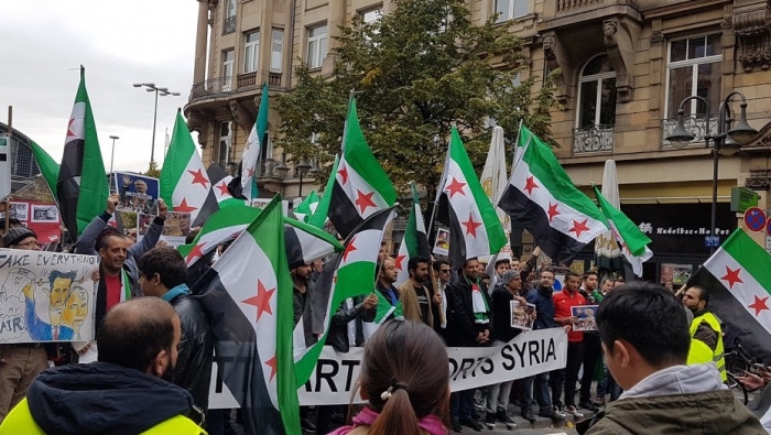 بالفيديو: لاجئون سوريون يتظاهرون رداً على مسيرات مؤيدة للنظام في فرانكفورت