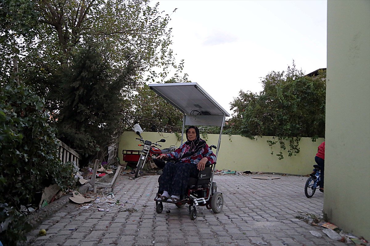 بالفيديو والصور: مزارع تركي يصنع لزوجته المريضة كرسيا متحركا يعمل بالطاقة الشمسية
