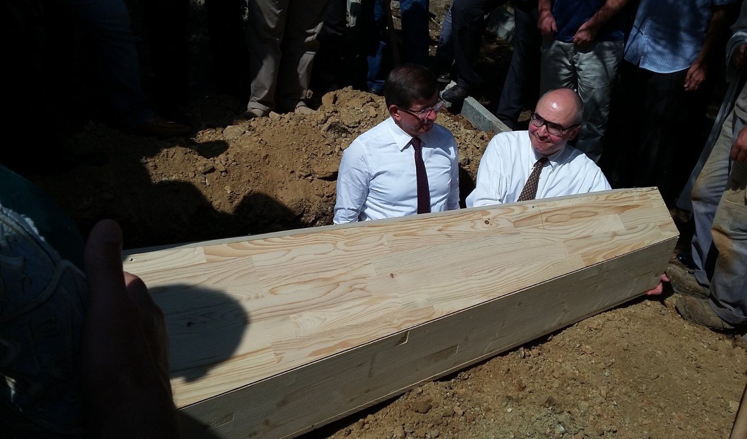 داوود أوغلو وساسة أتراك يشاركون في مراسم دفن أشهر أساتذة السياسة في تركيا