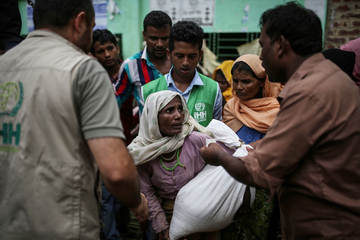 (İHH) التركية توزع مساعدات على 45 ألفا من الروهنغيا ببنغلاديش