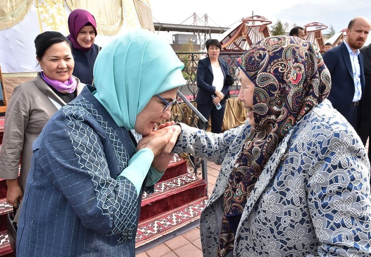 السيدة أمينة أردوغان تزور معرضاً لقرية تقليدية كازاخية في أستانة