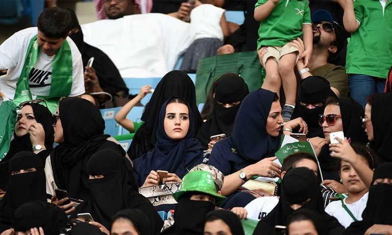 لأول مرة في تاريخها .. السعودية تسمح للنساء بدخول الملاعب (صور)