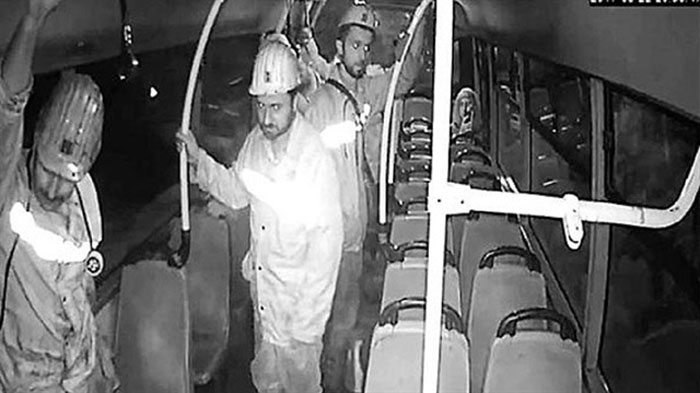 مقطع فيديو لعمال فحم داخل حافل نقل عامة يحصد مشاهدات وإهتمام كبيرين في تركيا لهذا السبب
