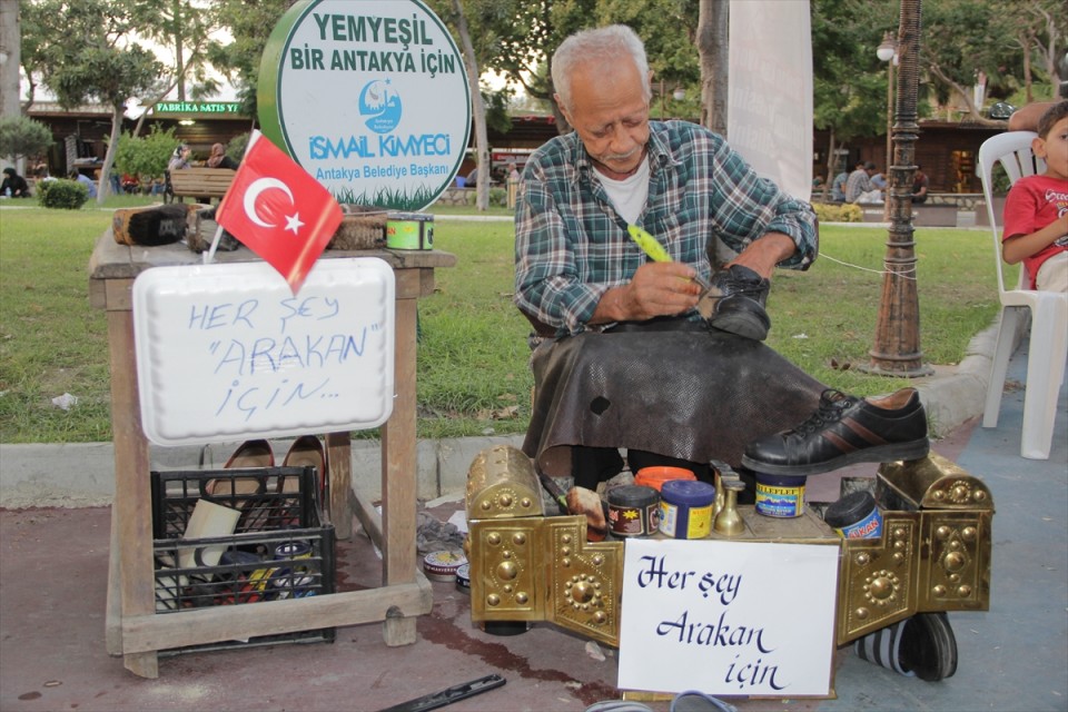 بالصور.. ملمع أحذية تركي يتبرع بقوت يومه لمسلمي الروهنغيا