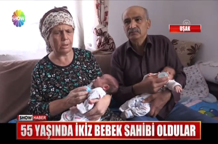 عمرهما 55 عاماً فقرروا إنجاب توأم بطريقة طفل الأنابيب في مدينة أوشاك التركية لهذا السبب !! (فيديو)