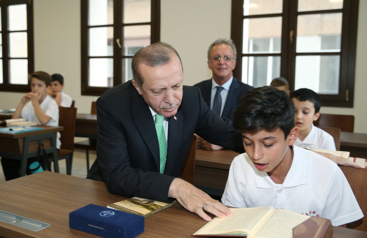شاهد بالصور.. أردوغان يجالس الطلاب في مقاعدهم الدراسية خلال افتتاح مدرسة جديدة في إسطنبول