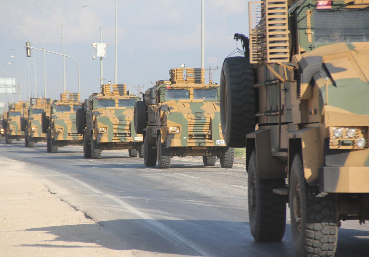 وصول المزيد من ناقلات الجند العسكرية التركية إلى الحدود مع سوريا (صور)