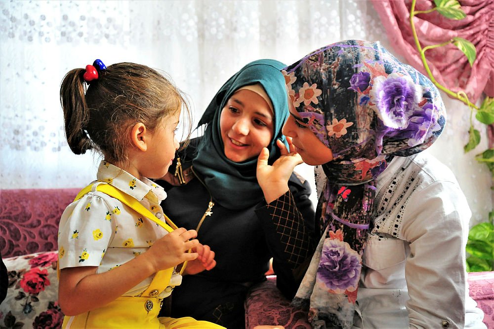 بالصور.. أطفال سوريون يساعدون مسنين في مدينة غازي عنتاب التركية