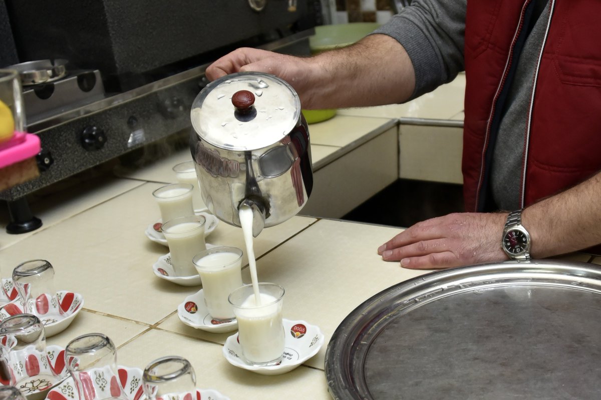 بالصور: مقهى تركي يقدم الحليب الطازج للزبائن بدل الشاي