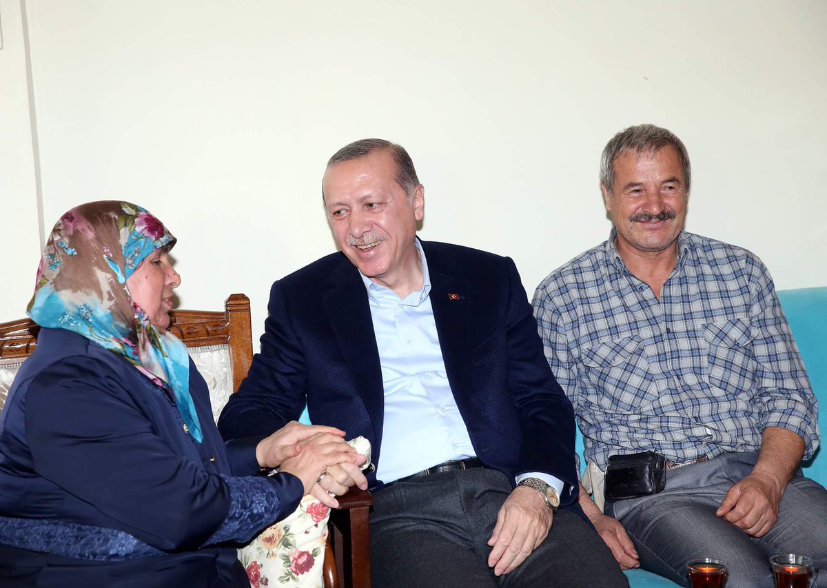 بالصور.. زيارة مفاجئة للرئيس أردوغان لمنزل أحد المواطنين في إسطنبول