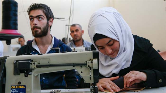تركيا تقدم دورات في تصميم الأحذية للاجئين السوريين