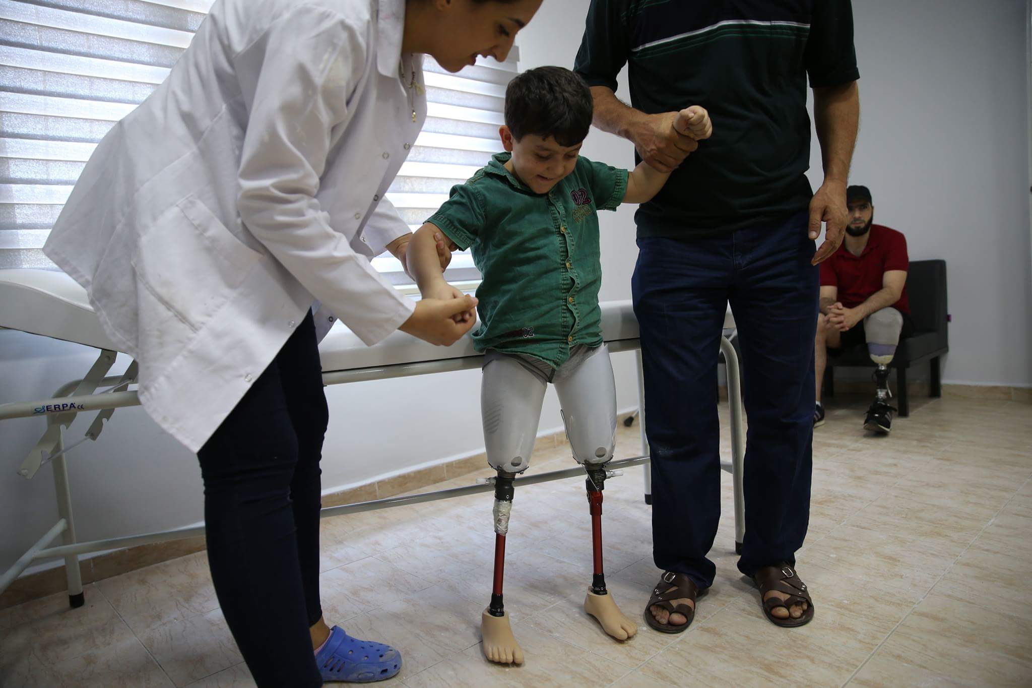 شاهد بالصور: الطفل السوري عبد الباسط الصطوف صاحب صرخة “يا بابا شيلني” يقف على قدميه الاصطناعيين