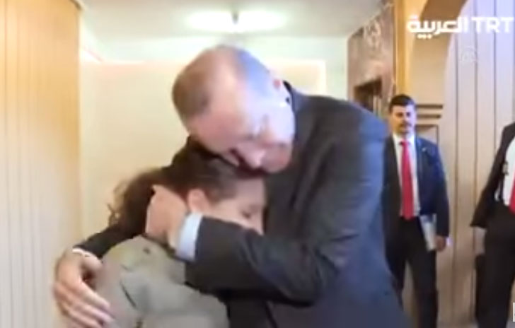 انتشار فيديو للرئيس اردوغان وفتاة كفيفة بشكل واسع في تركيا .. شاهد ردة فعل الرئيس