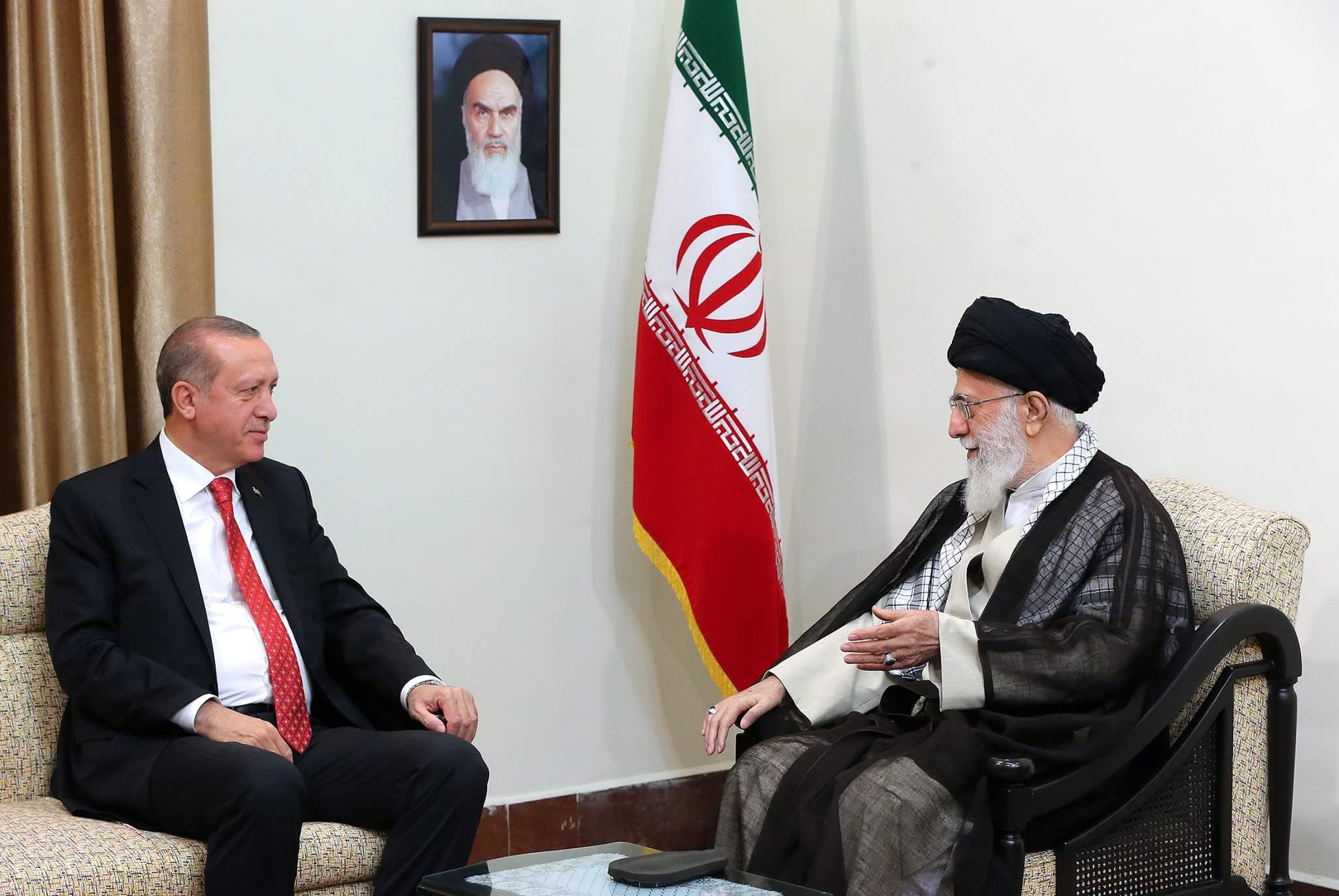 الرئيس أردوغان يلتقي المرشد الإيراني خامنئي في طهران